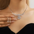 Silbernes Brautschmuck-Set mit Blumen-Halskette und langen Quasten-Ohrringen an Model - DTN14027114S-W-Silber Rund Hohl Quaste