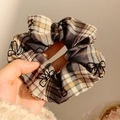 Chouchou en tissu à carreaux marron avec broderie nœud noir pour queue de cheval - Broderie de nœud à carreaux / Bleu gris