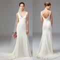 Elegante witte zeemeermin trouwjurk met diepe V-hals, open rug en knoopdetails - US size 2 (S) / Ivoor