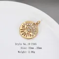 Vue macro d'un pendentif œil maléfique plaqué or 14 carats avec zircons et texture radiale - Œil Ajouré H-7345
