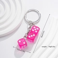 Rosafarbener Würfel Schlüsselanhänger mit Silberkette, Maße 8cm x 3,6cm und 14g Gewicht - Rosarot