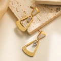 Pendientes dorados geométricos con piedras transparentes sobre fondo de piedra natural - Estilo de Gema Triangular Geométrica