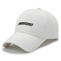Weiße Baseballkappe mit schwarzer HLSFASHION Stickerei und atmungsaktiver Netzstruktur - HLSFASHION Stil / Weiß