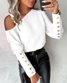 Detail der schulterfreien weißen Chiffonbluse mit Goldknöpfen an Schulter und Bündchen - S / Weiß