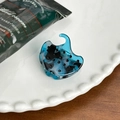 Transparente blaue Meeres-Haarklammer mit schwarzen Punkten auf einer weißen Schale - Mantarochen-3cm