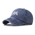 Detailaufnahme der gewaschenen blauen Jeans-Baseballkappe mit weißem Gigi-Stickerei - Marineblau
