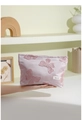 Gros plan d'une trousse à maquillage en soie rose avec broderie papillon et nœud - Nœud Rose Grande Taille (26*5*18)