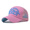 Dettaglio del cappellino rosa in cotone con ricamo 3D blu e rete laterale traspirante - Cappello trucker / Rosa