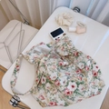 Détail du sac cabas en coton fleuri avec motifs de roses roses et large bandoulière - Fleur à l'encre (Motif floral rose apaisant)