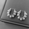 Orecchini a U in argento con sette perle bianche su una montatura in metallo semplice - Argento