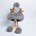 Berretto grigio in maglia con corna di renna marroni e tre pompon in ecopelliccia - Grigio