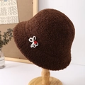 Cappello alla pescatore in lana d'agnello marrone con fiocco di perle e cuore rosso - caffè