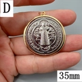 Gros plan d'un pendentif médaille de Saint Benoît doré de 35 mm montrant sa taille réelle - Style D-35mm / 35mm Diamètre/Brun Rouge Foncé
