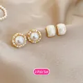 Dettaglio di orecchini con perle vintage e resina marmorizzata su tessuto di seta - Set da 2 Paia-Vintage Tondo Increspatura / Oro-Bianco