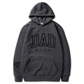 Sweat à capuche gris foncé avec imprimé DAD EST 2024 et noms personnalisés au poignet - S / Hauts / Gris Foncé (312)