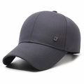 Dunkelgraue Baseballkappe für Herren mit gebogenem Schirm und quadratischem Metallemblem - Verstellbar / Grau