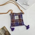 Dettaglio della piccola borsa a tracolla a quadretti viola con nappine e corda - Viola