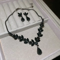 Détail de la parure de bijoux goutte noire avec collier et boucles d'oreilles - Ensemble collier et boucles d'oreilles 2 pièces / Noir