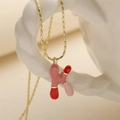Collier chaîne dorée avec pendentif lettre K en émail rose et rouge sur support - Style-K