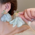 Orecchini a fiori in tessuto azzurro con petali trasparenti e dettagli di perle - Stile Tessuto a Strati (11#) / Azzurro