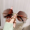 Lunettes de soleil marron sans monture avec bords festonnés en strass et métal doré - Monture Dorée Verre Dégradé Thé Rose