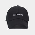 Primer plano detallado del bordado blanco GATHERING en una gorra de algodón negro - Ajustable / Negro