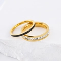 Conjunto de anillos dorados minimalistas con esmalte negro y cristales brillantes - US 6 / Dorado
