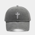 Dettaglio del ricamo a croce bianca e scritta Jesus su cappellino vintage grigio lavato - Regolabile / Grigio