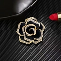 Élégante broche camélia en émail noir avec placage or et accents de cristaux blancs - Or noir avec camélia en strass