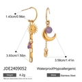 Detailansicht der goldenen Edelstahl-Ohrringe mit Sonnen-Mond-Anhängern und Maßen - Goldene asymmetrische Sonne Mond Stern Anhänger Ohrstecker (JDE2409052)