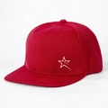 Detailopname van het witte sterpatroon op de rode katoenen snapback pet - Eén maat / Rood