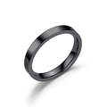 Nahaufnahme des polierten schwarzen Titanstahl-Rings mit glattem Spiegel-Finish - US 6 / 3mm / Schwarz