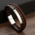 Dettaglio di un bracciale multistrato in pelle intrecciata marrone e nera con chiusura magnetica - Acciaio inossidabile/Pelle / Caffè + Argento