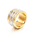 Breiter goldener Titanring mit Hammerschlag-Struktur und doppelten Kristallreihen - US 6 / Gold(KR36527-K)