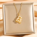 Collana con ciondolo a forma di orso dorato con perle bianche e zirconi su regalo - Oro
