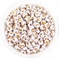 Witte ronde acryl alfabet kralen met gouden letters in keramische kom voor DIY sieraden - Wit + Gouden Tekst