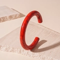 Detailansicht des roten Acryl-Armreifs mit Marmorstruktur auf dekorativen Steinen - Roter Offener Stil (26#)