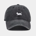 Dettaglio del ricamo a forma di cucciolo bianco su cappello da baseball grigio antracite - Regolabile / Nero