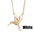 Détail du pendentif colibri avec émail rose et cristaux de zircone scintillants - Blanc