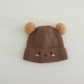 Détail du bonnet d'hiver pour bébé avec broderie ours et deux pompons en peluche - 1-3 Ans / Marron