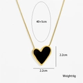 Detailweergave van de 18K gouden hart hanger met zwart email en exacte afmetingen - Zwarte Ketting