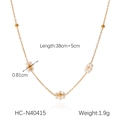 Detail of vintage flower necklace with freshwater pearls and golden stainless steel beads - Pearl Flower Shape Style (HC-N40415)