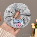 Chouchou gris en tricot avec motif ours, nœud à carreaux bleus et bouton cœur - Chouchou Ours Nœud Gris