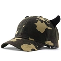 Dettaglio delle corna di diavolo 3D su un cappello da baseball mimetico in saia - Regolabile / Corno di bue mimetico verde scuro