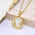 Detalle de collar con colgante de estrella y luna dorada con nácar y piedra circón - Estilo de Forma de Estrella y Luna (ZYN-DMK592G-A4)