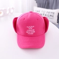 Dettaglio del berretto in pile fucsia con paraorecchie e ricamo delle città - Bambini (51-53CM) / rosa acceso
