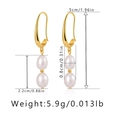 Vue détaillée de boucles d'oreilles perles en laiton doré 18 carats avec dimensions 5cm - Style Crochet Vertical Double Perle (KE0757)
