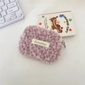 Nahaufnahme der rosa Plüschtasche mit Leopardenmuster, Sozakka-Label und Metallzipper - Lila Rosa