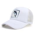 Cappellino da baseball bianco in rete con una grafica di delfino blu sul davanti - Regolabile / Bianco