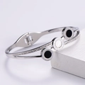 Detalle del brazalete de acero de titanio con números romanos e incrustaciones de circón - Estilo Concha / Plateado